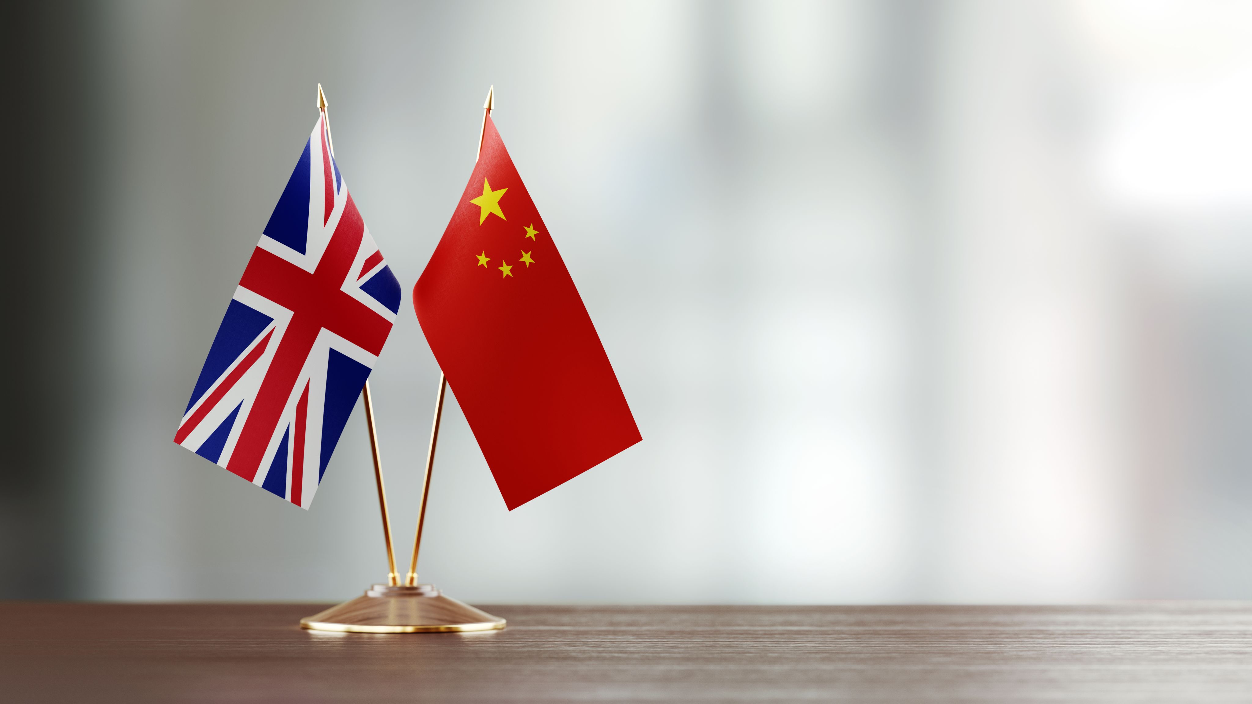 Desk flags of Chinese and British flags.