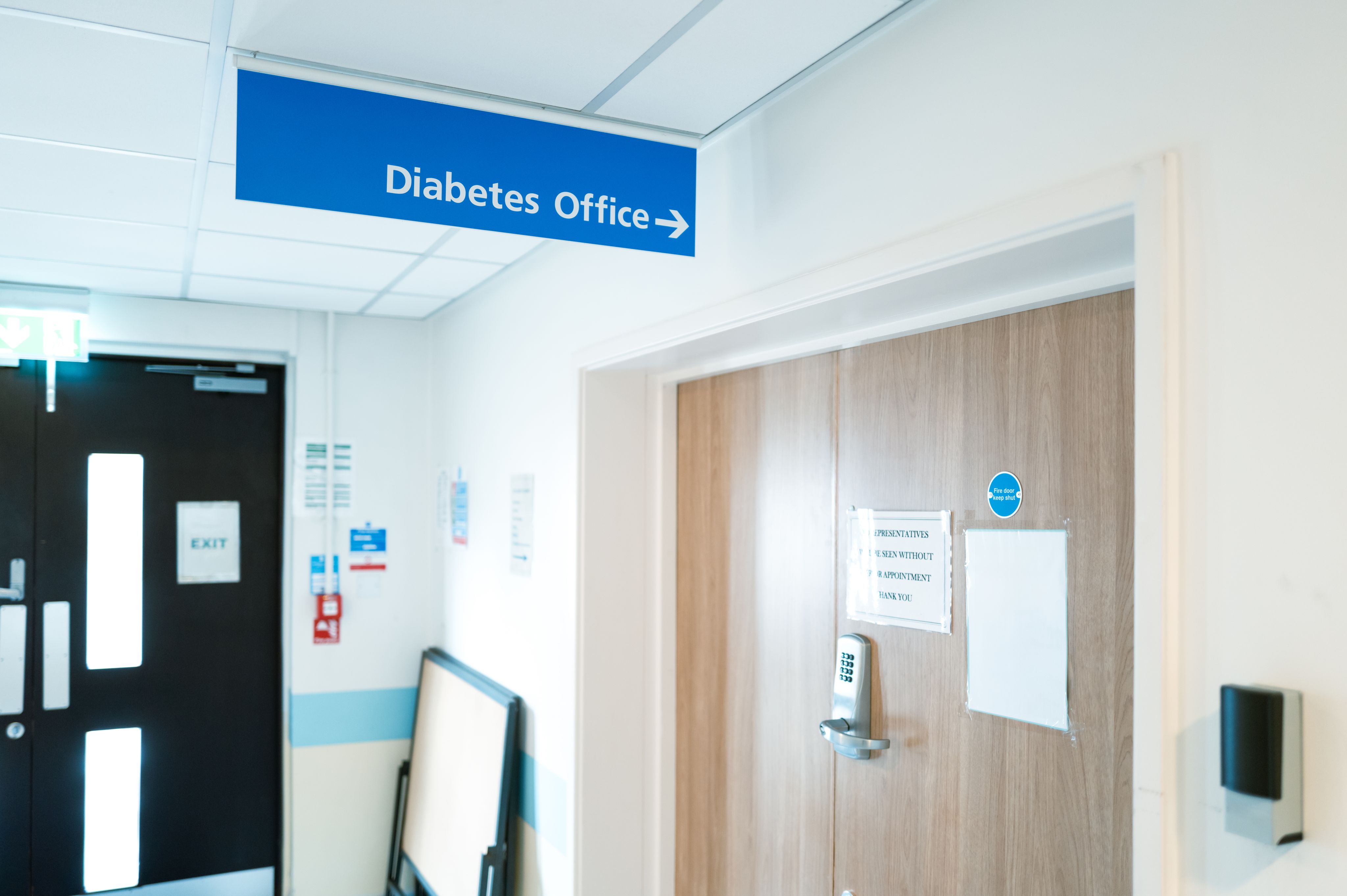 A sign in a hospital pointing to the diabetes office.