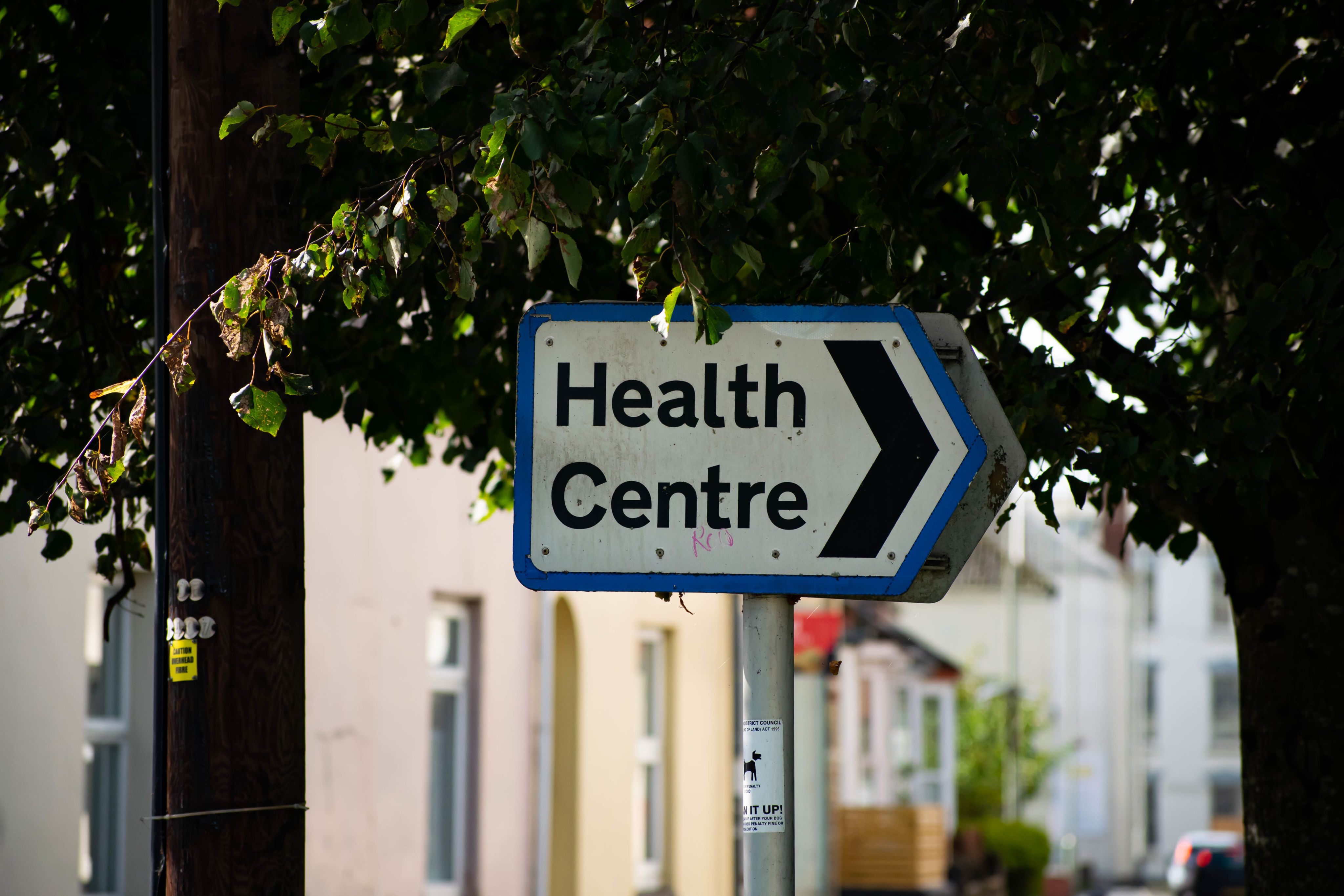 A road sign for a health centre.